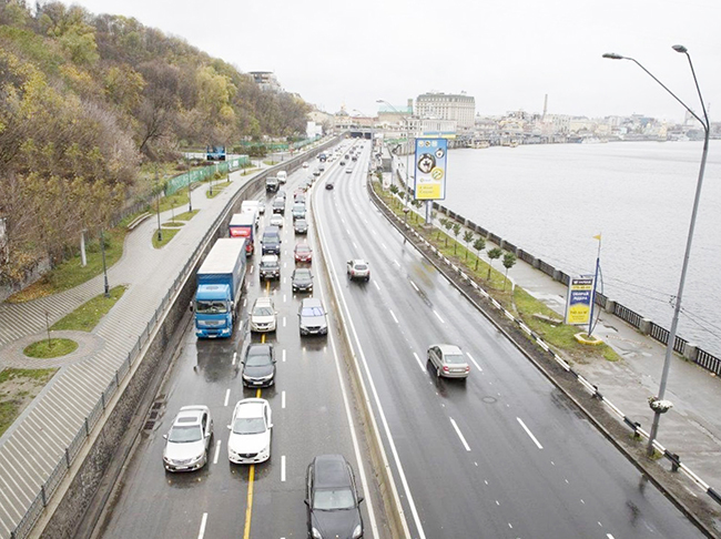 В Киев грузовики пустят по расписанию