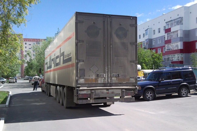 Парковка грузовиков в жилых зонах под контролем