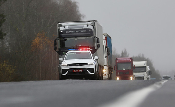 Литовские фуры поехали. На спецстоянки в сопровождении ГАИ
