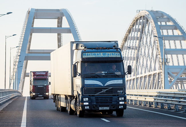 По Крымскому мосту проехал миллион грузовых машин