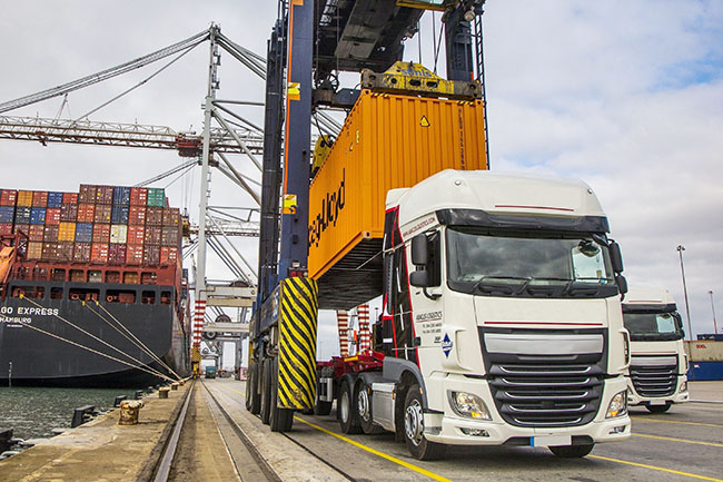 В Рижском порту снизят выбросы от грузового автотранспорта