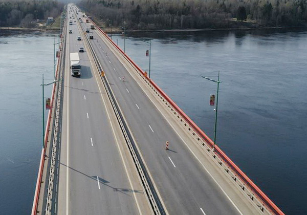 Над Невой остались две полосы